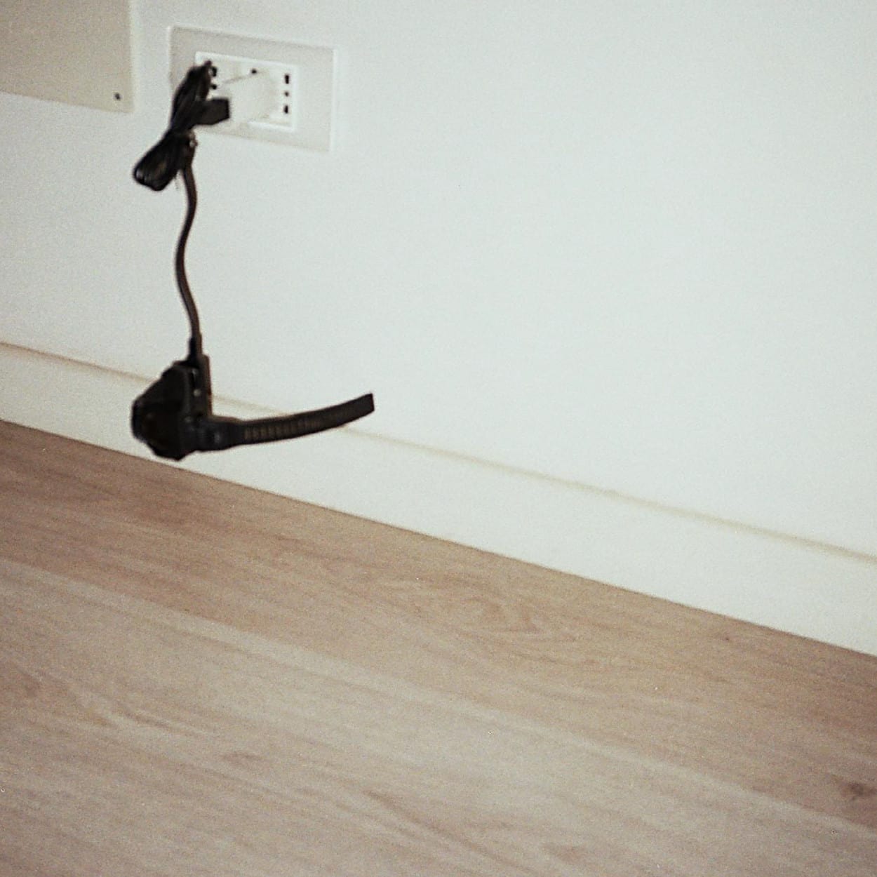 L'orologio sportivo GBD-H2000 di G-SHOCK sul cavo di ricarica