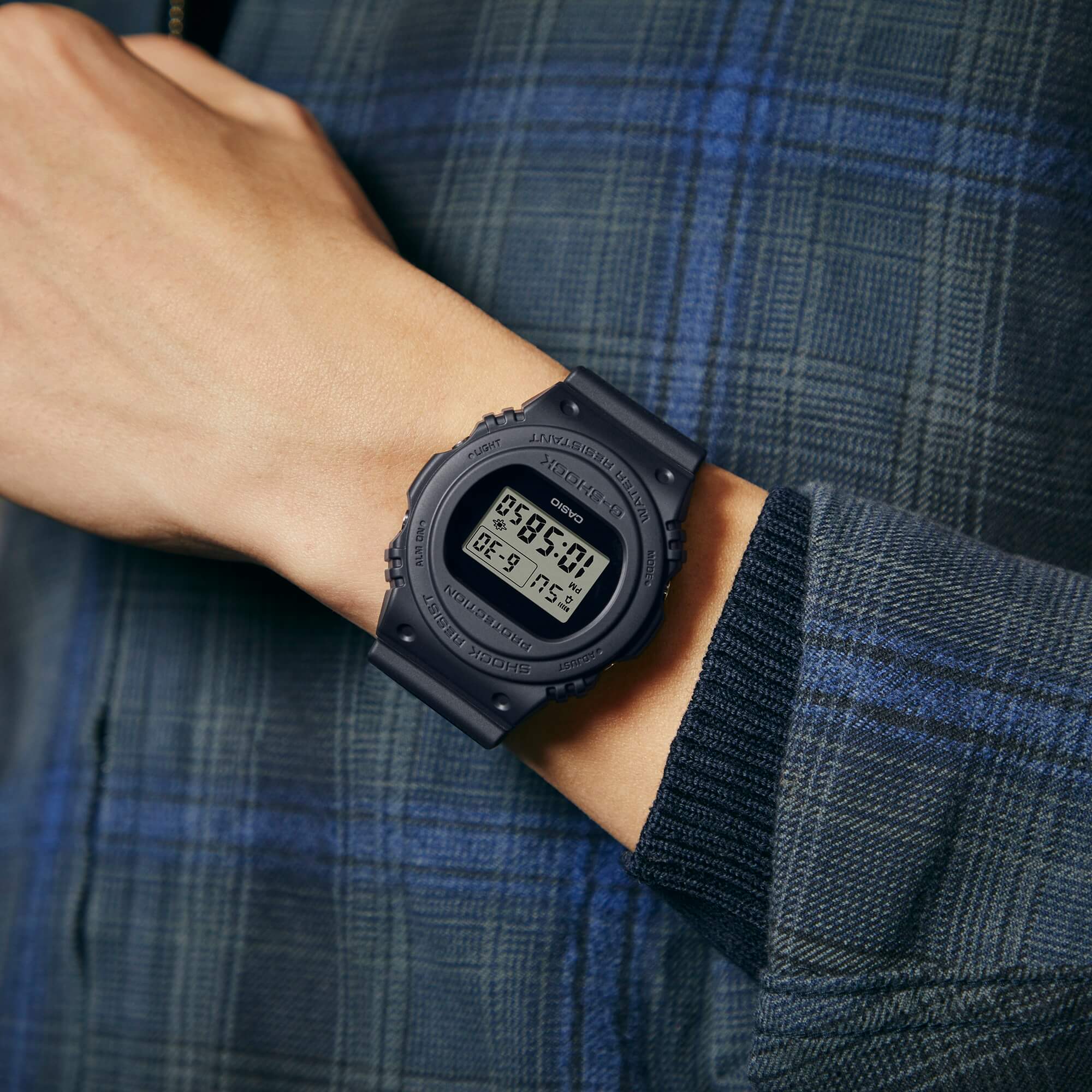 L'orologio digitale nero G-SHOCK “DW-6640RE-1” con cassa rotonda, display digitale quadrato all'interno e cinturino in resina.