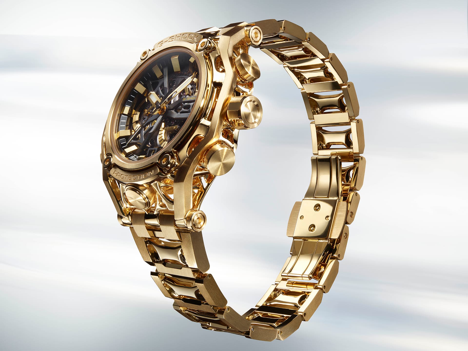 Vista laterale dell'orologio G-SHOCK in oro con chiusura a tre punti e grandi pulsanti per la regolazione dell'ora sul lato.