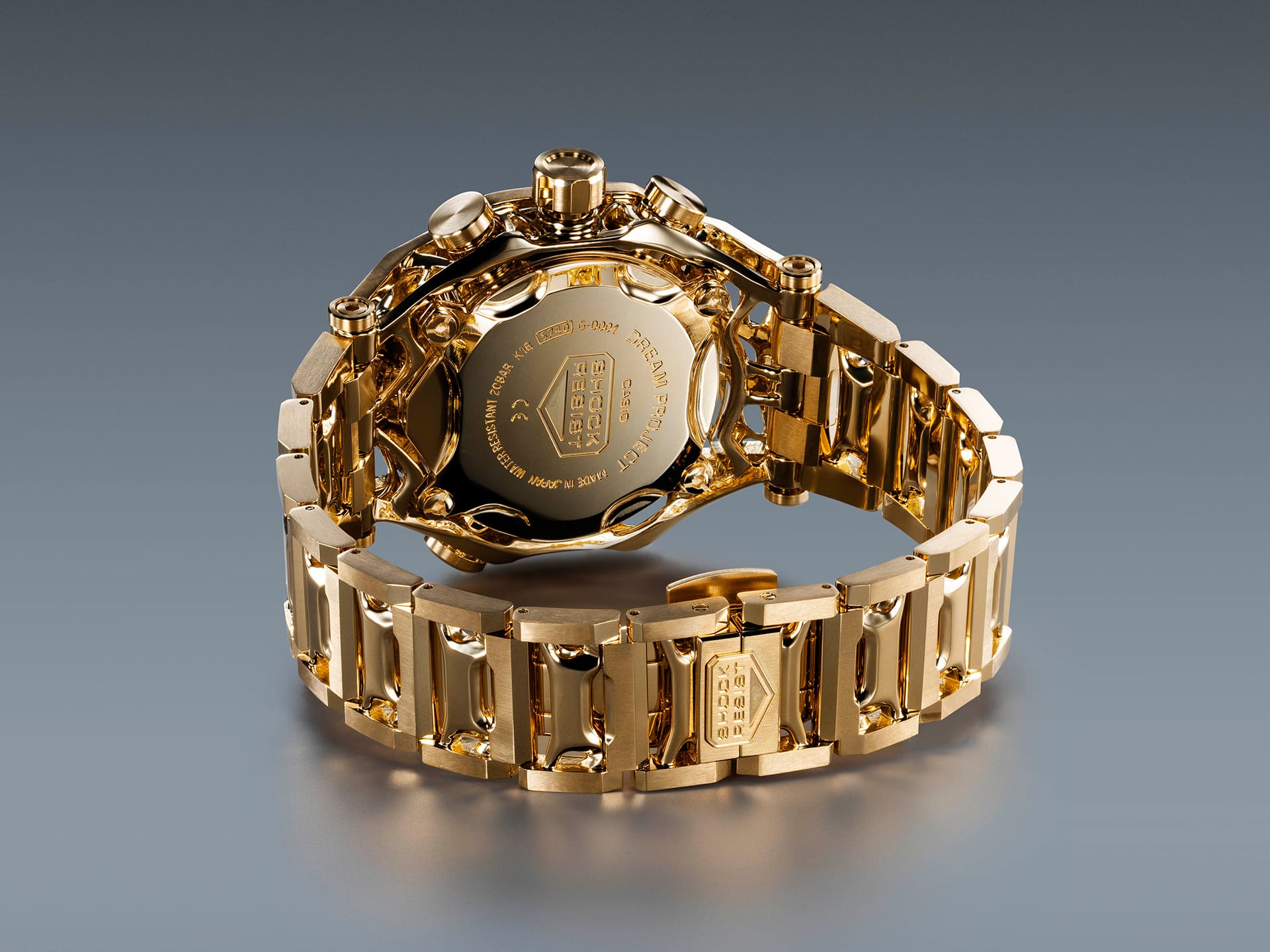 Il retro dell'orologio da polso G-D001 in oro di G-SHOCK con “Shock Resist” inciso sul fondello e sulla chiusura.