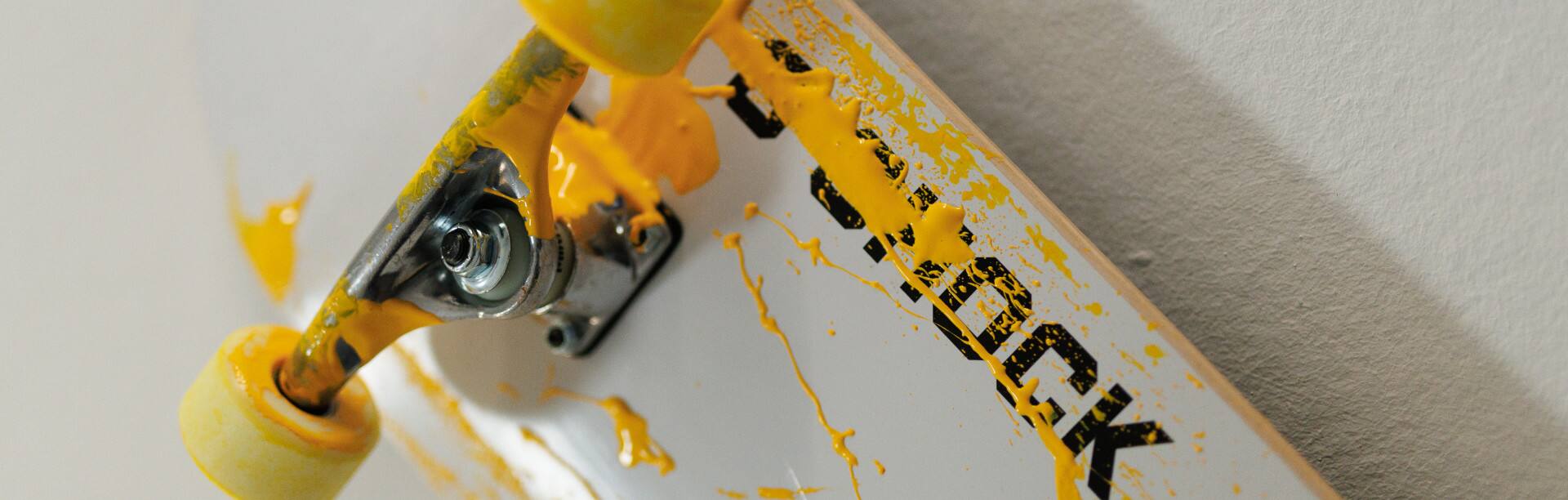 Il retro di uno skateboard con il logo G-SHOCK e il colore giallo