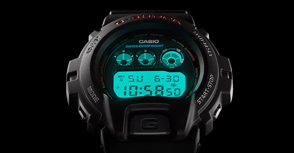 Un orologio digitale DW-6900 che si illumina al buio con un display turchese