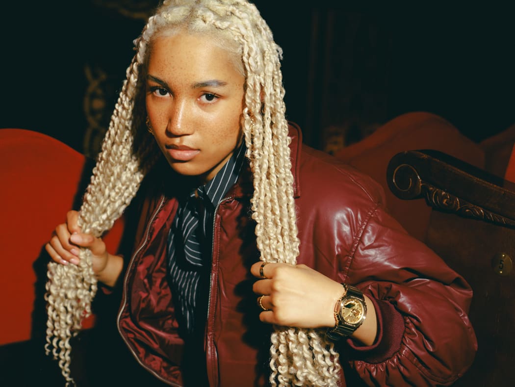 Una giovane donna con lunghi dreadlocks biondi indossa il GM-2100YMG-9A9ER