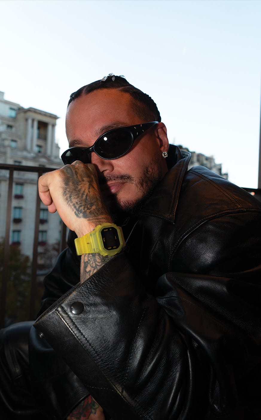 Il rapper J-Balvin guarda nella macchina fotografica e indossa l'orologio giallo brillante della collaborazione G-SHOCK al polso