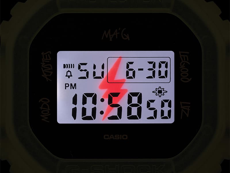 Display digitale dell'orologio da polso DWE-5600JB-1A9 con luce LED che mostra un flash rosso