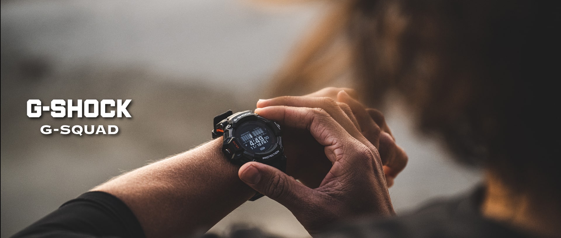 Primo piano di un uomo che guarda l'orologio sportivo nero G-SQUAD GBD-H2000 al suo polso