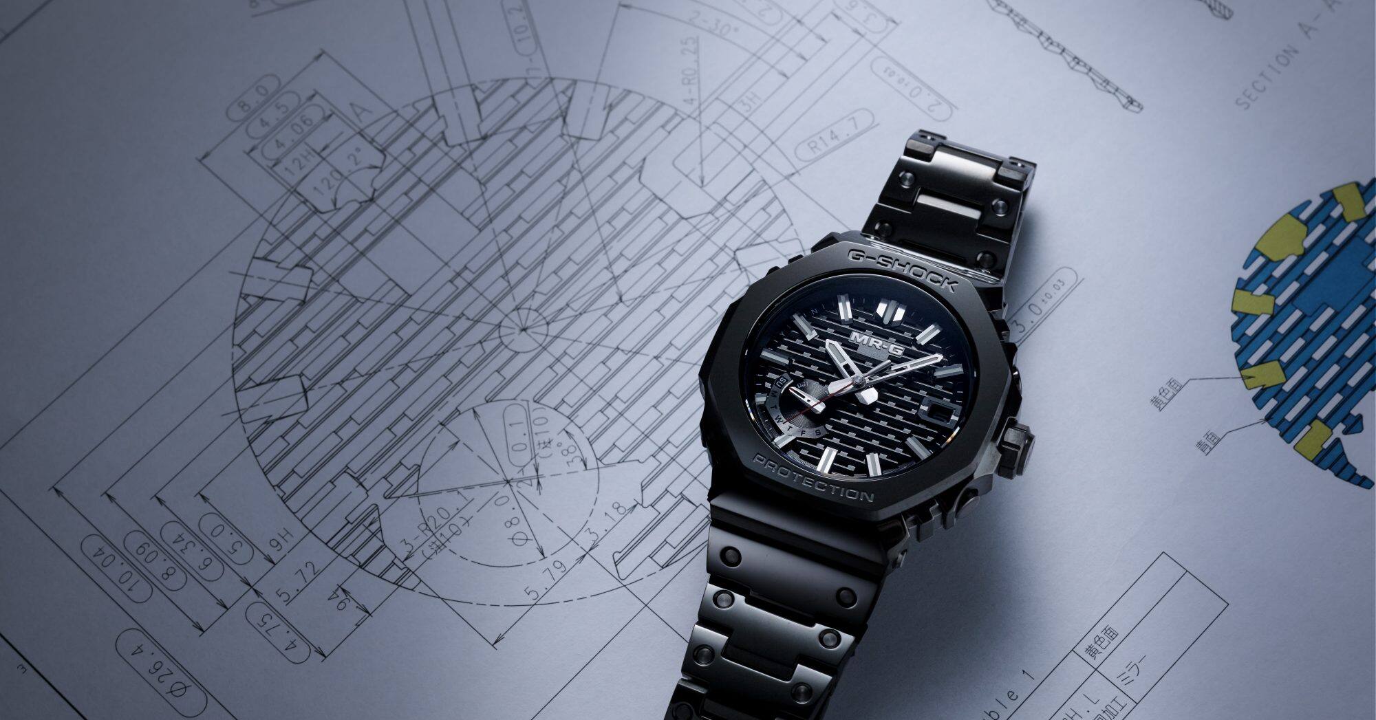 L'MR-G B2100B con cinturino nero e quadrante nero è basato su un disegno tecnico dell'orologio.