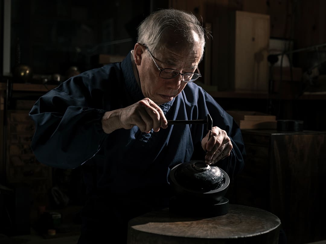 Metalsmith Kobayashi Masao in abito scuro incisione