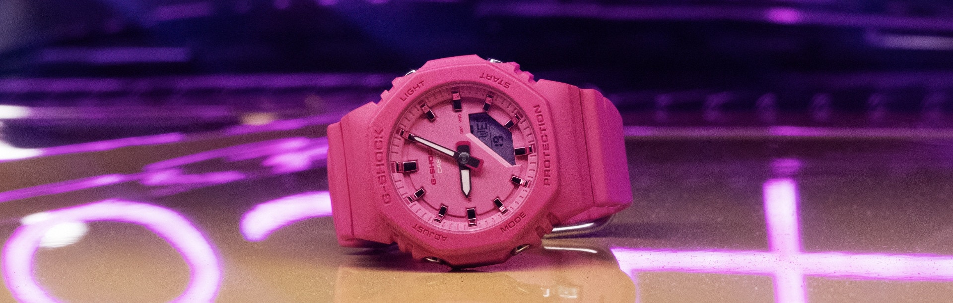 Primo piano dell'orologio da polso GMA-P2100 rosa su un cappuccio giallo.