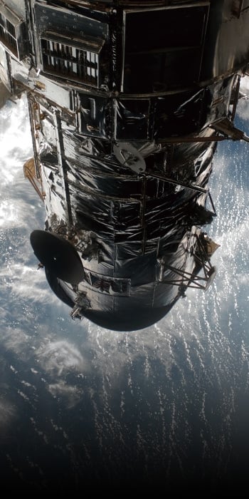 Un satellite fluttua nello spazio sopra la Terra, collegato al GPS