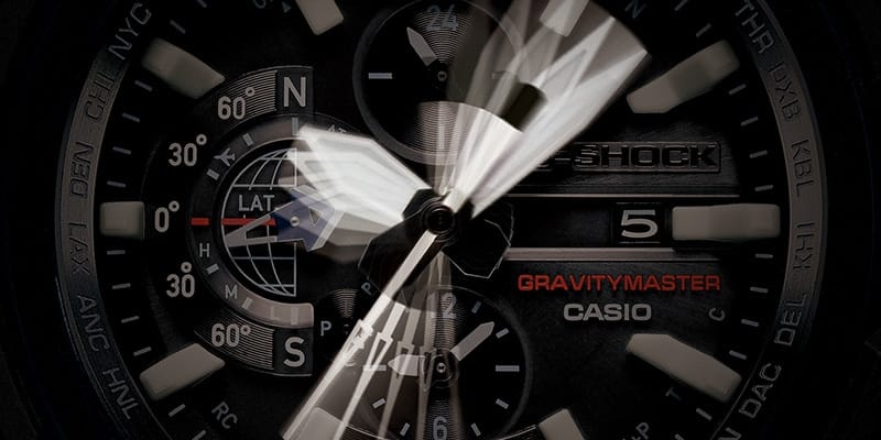 Quadrante dell’orologio con lancette che si muovono rapidamente