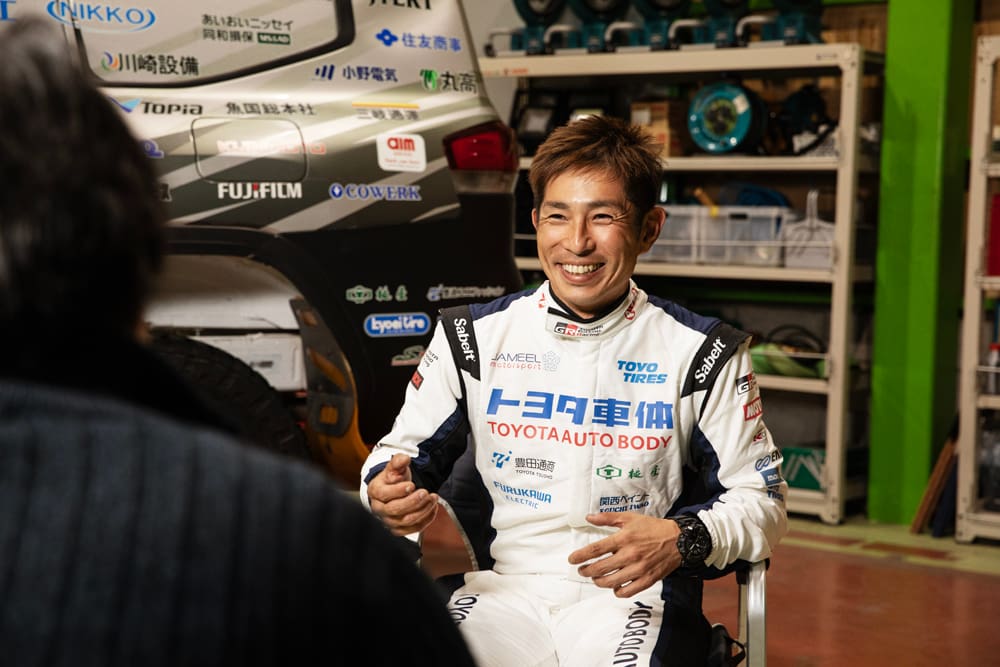 椅子に座り笑顔でインタビューをうける三浦昂ドライバー