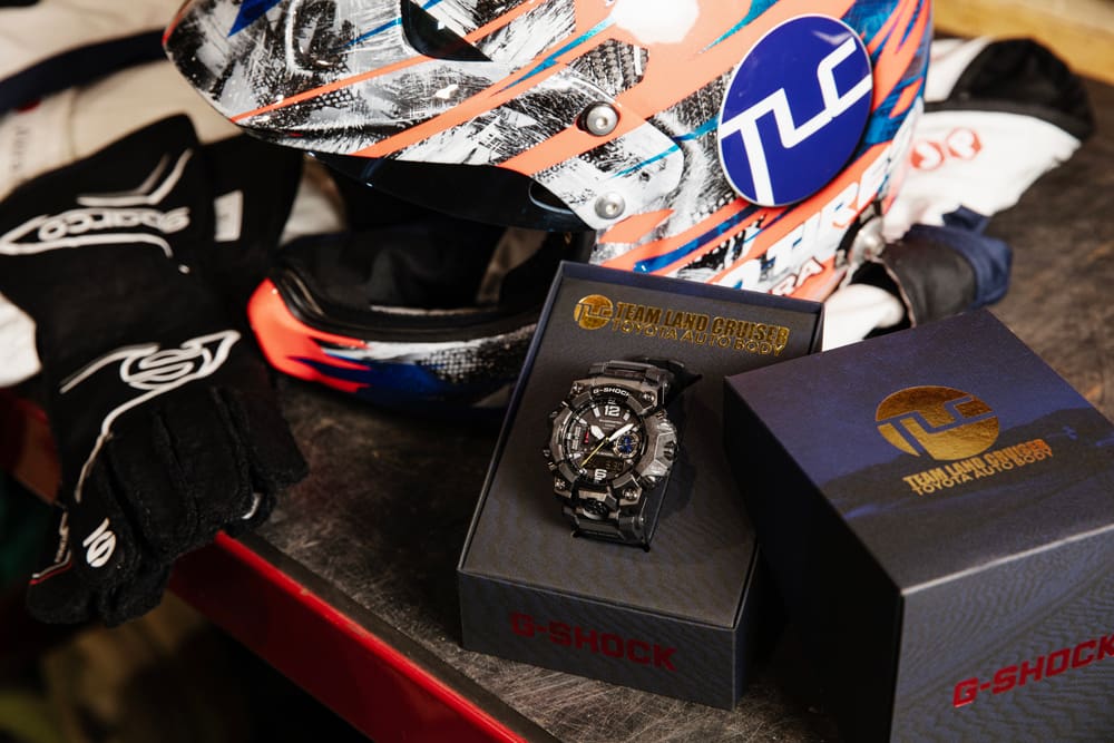 パッケージに入ったG-SHOCK GWG-B1000TLCとヘルメット