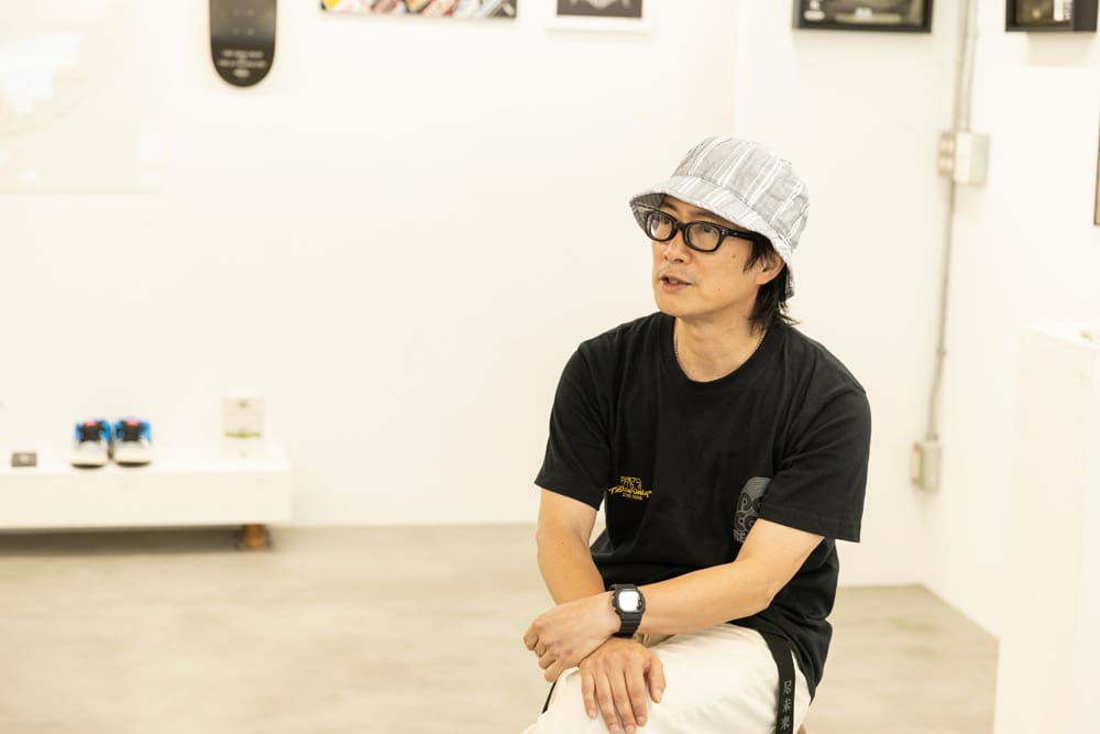 椅子に座っている堀内俊哉