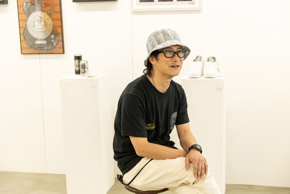 足を組んで座る堀内俊哉