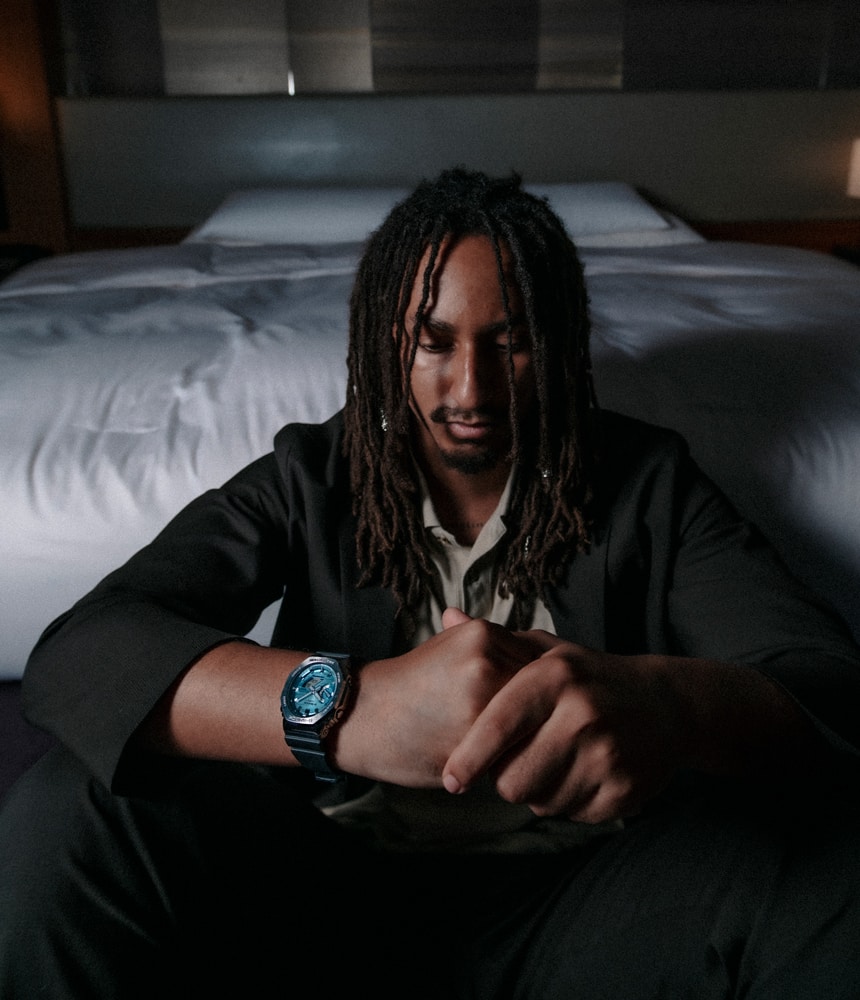 G-SHOCK GM-2110Dを装着した男性の写真