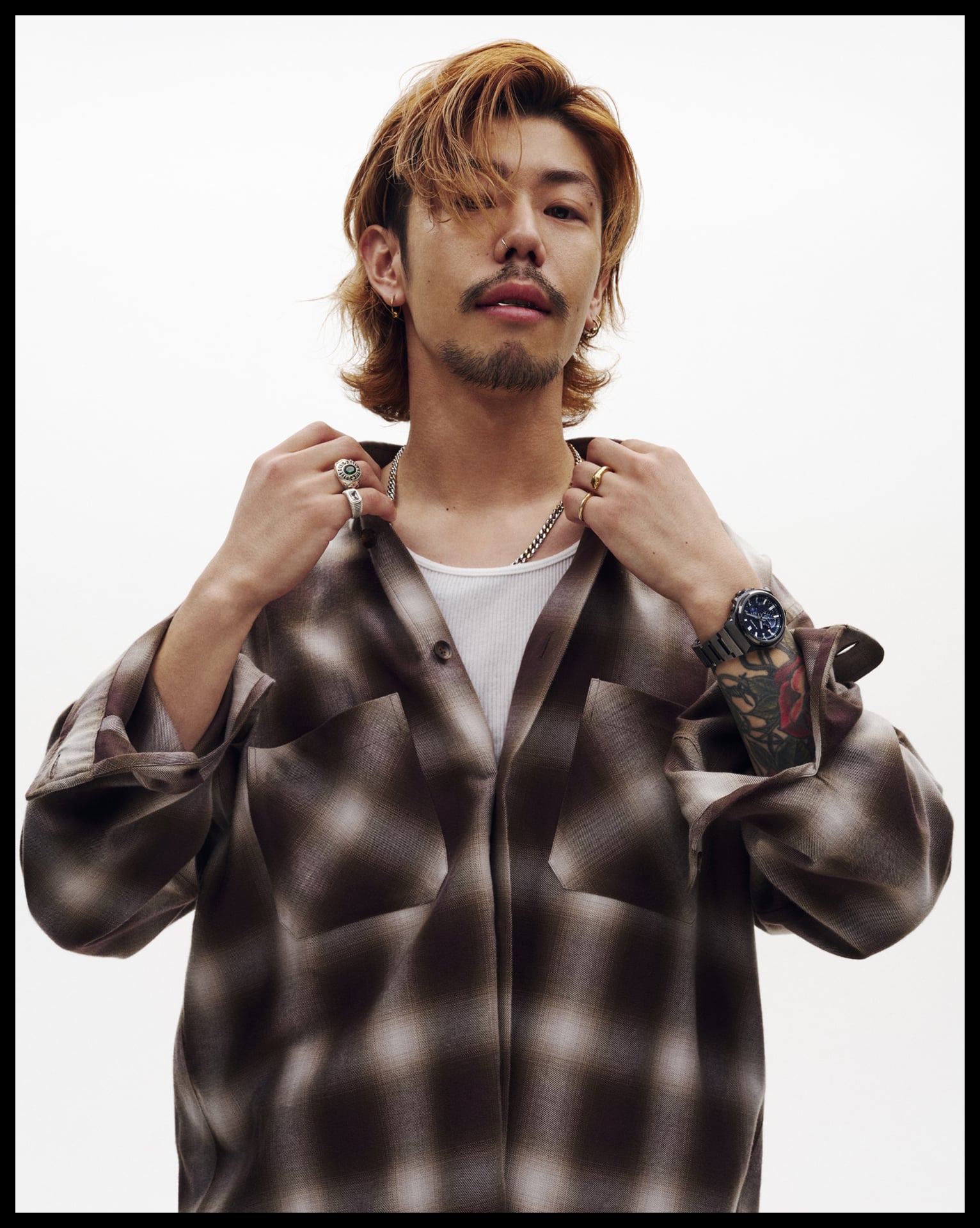 GST-B1000BD-2を着用している男性がポーズをとる写真