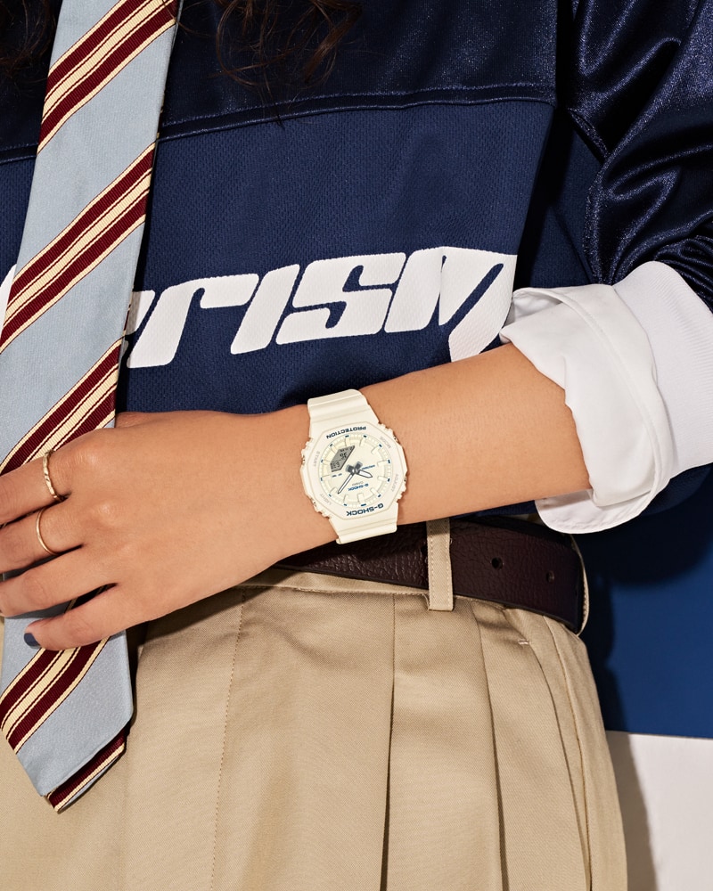 G-SHOCK GMA-P2100BA-7Aを着けている女性の画像