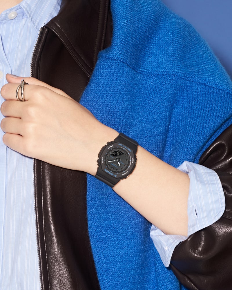 G-SHOCK GMA-P2100BA-1Aを着けている女性の手元に寄った画像