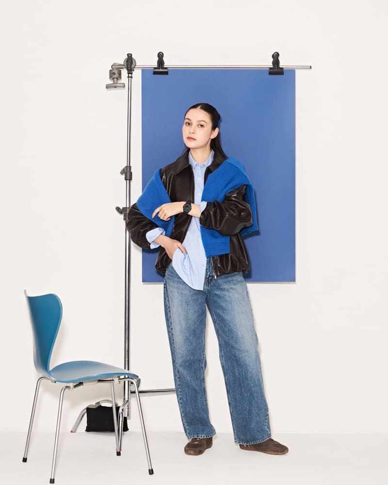 G-SHOCK GMA-P2100BA-1Aを着けている女性が立っている画像