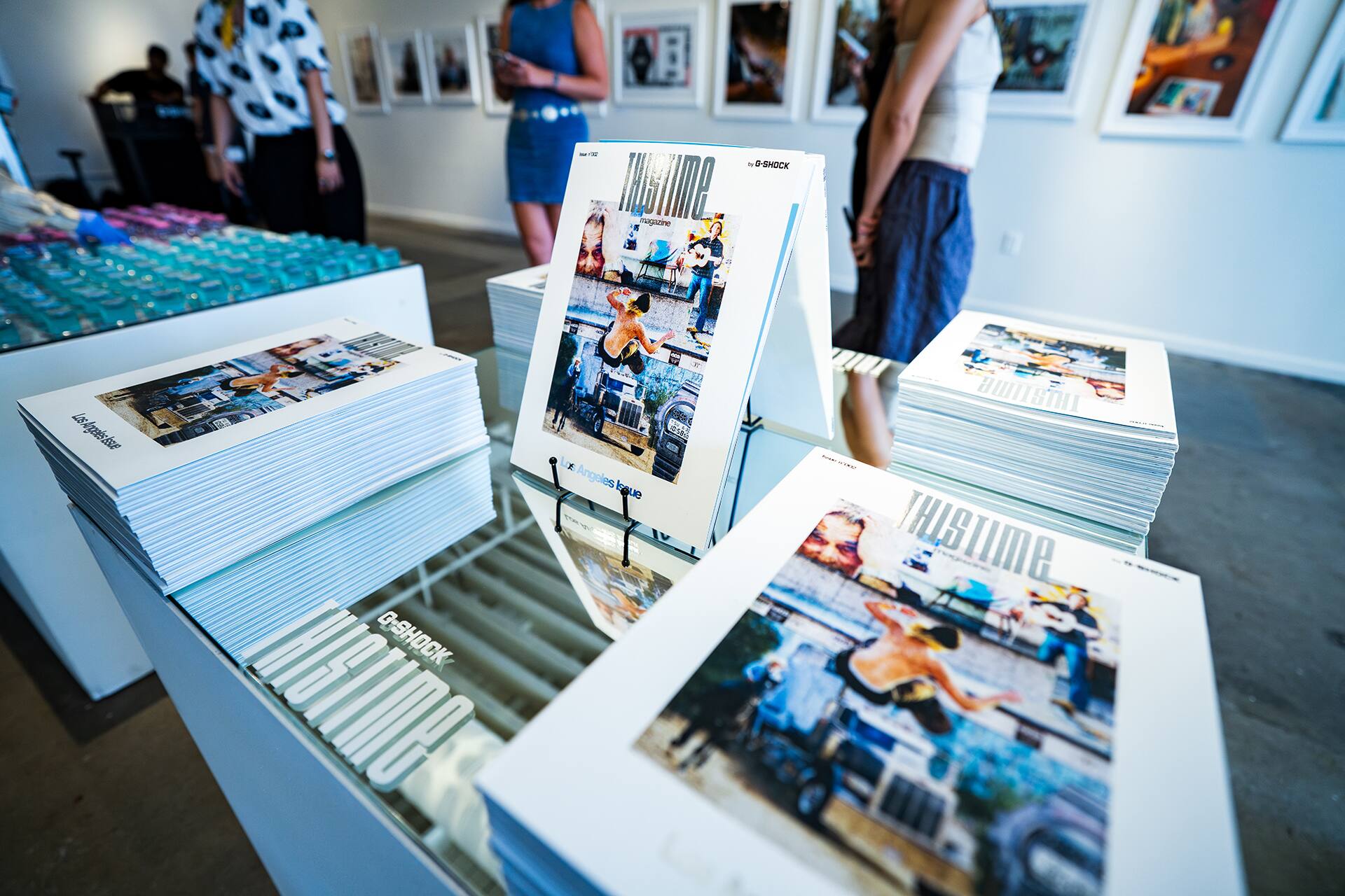 មានសៀវភៅទស្សនាវដ្តី THISTIME NO2 ជាច្រើននៅលើតុ។