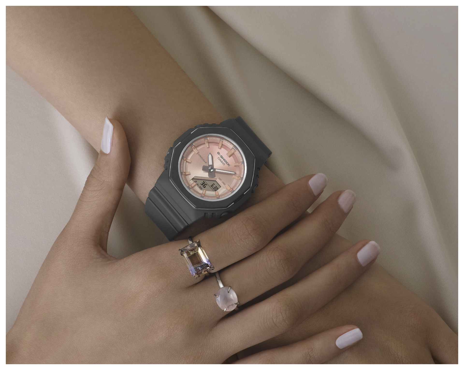 រូបភាពផ្ដិតជិតនៃដៃរបស់ស្ត្រីម្នាក់ពាក់នាឡិកាម៉ូដែល GMA-P2110SC-4A ពណ៌មាស