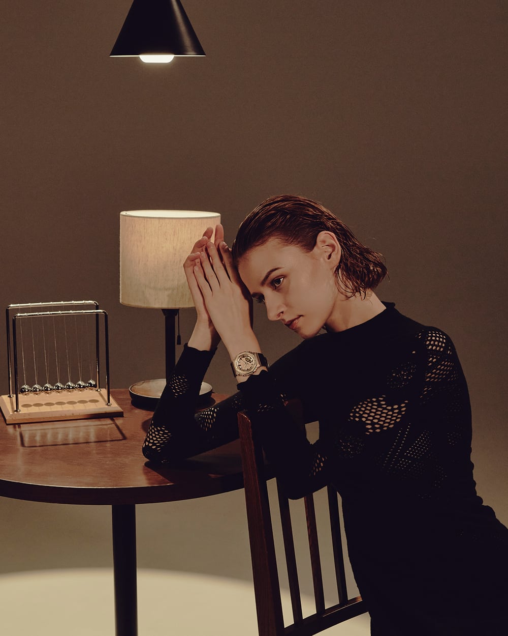 양쪽 팔꿈치를 책상에 올려 둔 여성이 손목에 착용한 G-SHOCK GM-S2110BP.