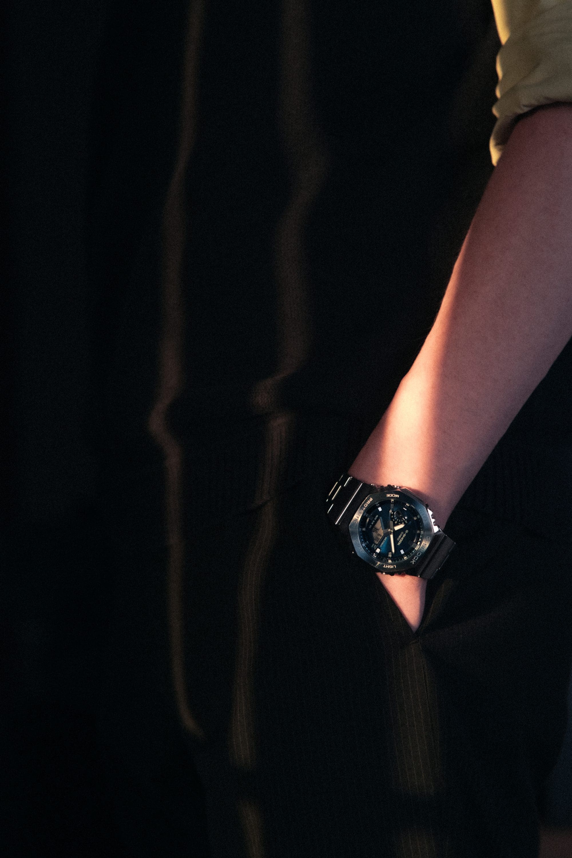 رجل يرتدي ساعة G-SHOCK GM-2110D-2B على معصمه.