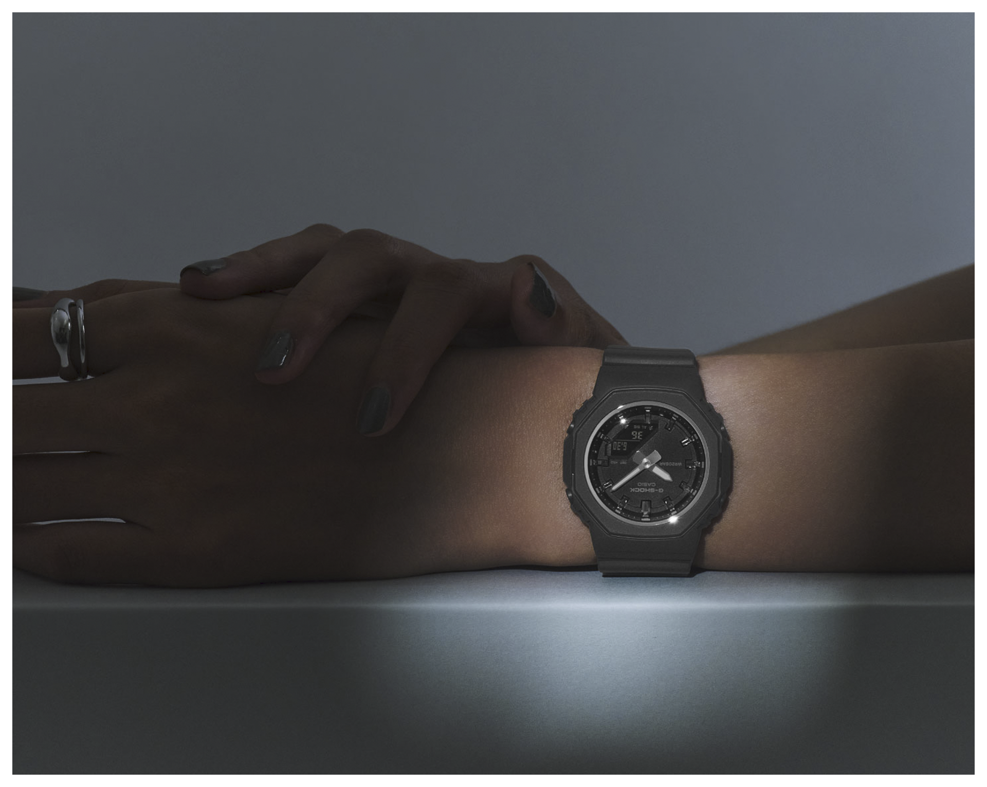 صورة مقرّبة لامرأة ترتدي ساعة GMA-P2110-1A.