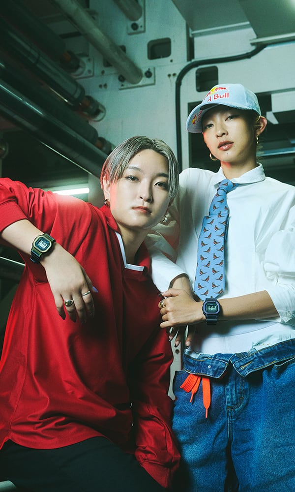 Una fotografía de dos personas que tienen puestos relojes G-SHOCK