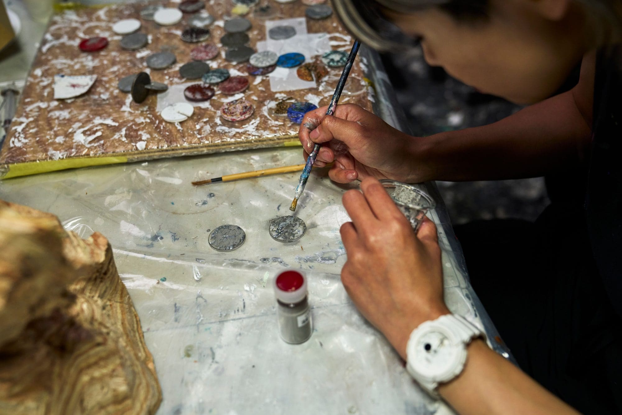 Experimenta con técnicas de coloración utilizando polvos producidos en el procesamiento del COBARION