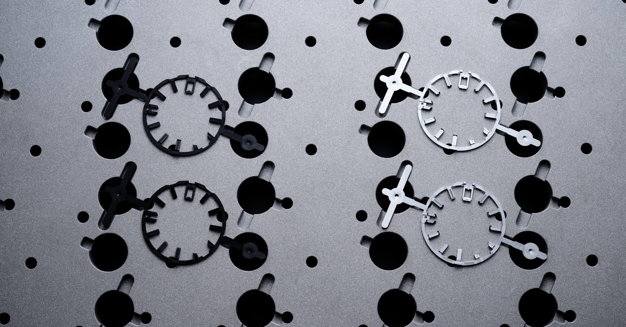 Aplicación de terminaciones de pulverización en las manecillas y otros componentes