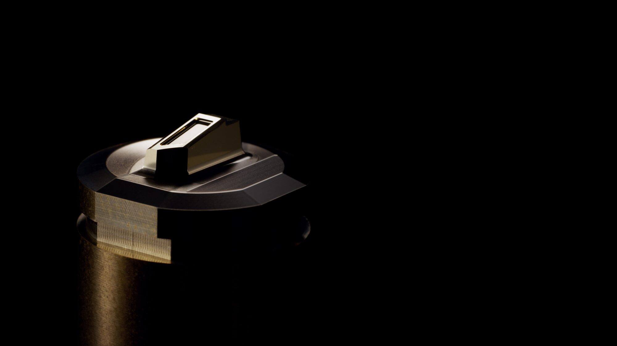 Sophisticated machining precision achieved with ultra-precision die mold machining and artisanal craftsmanship