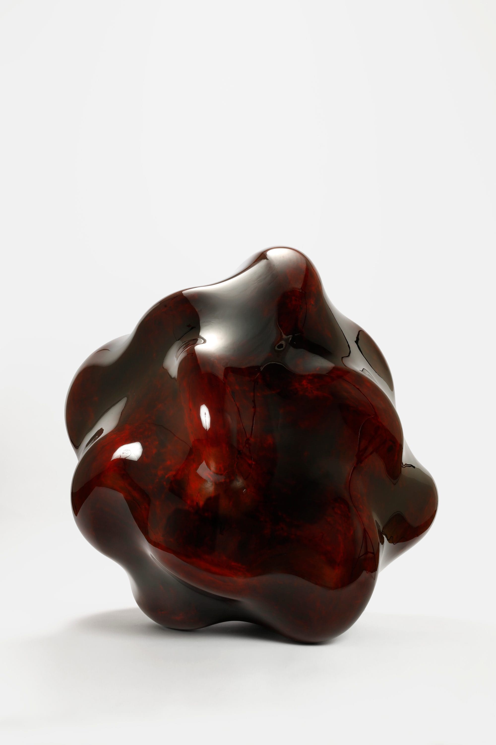  Taxis Groove-Flow Motion (2024)  Urushi lacquer, hemp cloth | Dry lacquer technique (Kanshitsu technique) | 99 × 95 × 99 cm | Photo by Takeru Koroda