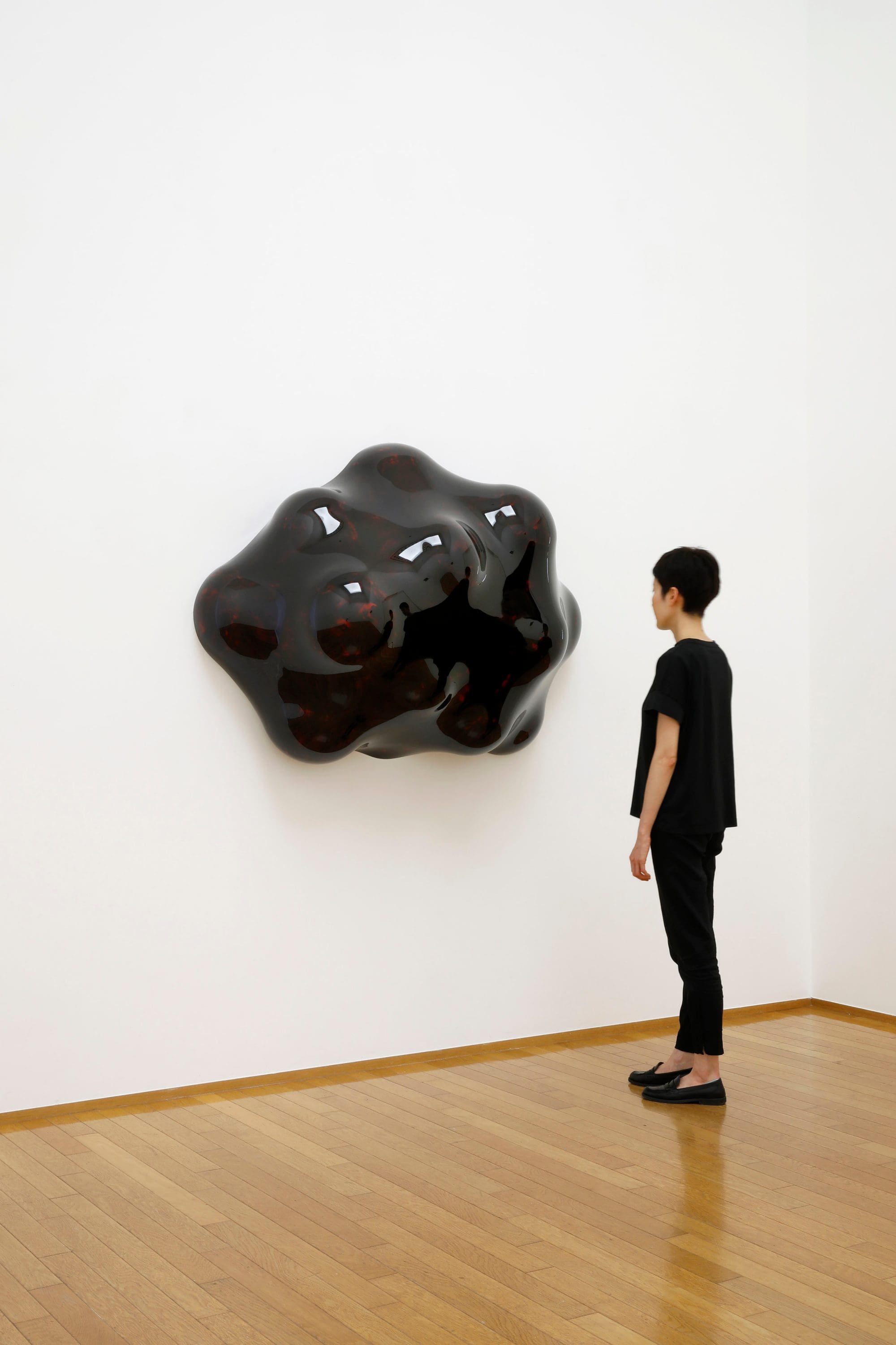 Surface Tactility (on wall) #5 (2021)   Urushi lacquer, hemp cloth | Dry lacquer technique (Kanshitsu technique) | 104 × 42.5 × 50 cm | Courtesy of ARTCOURT Gallery | Photo by Takeru Koroda