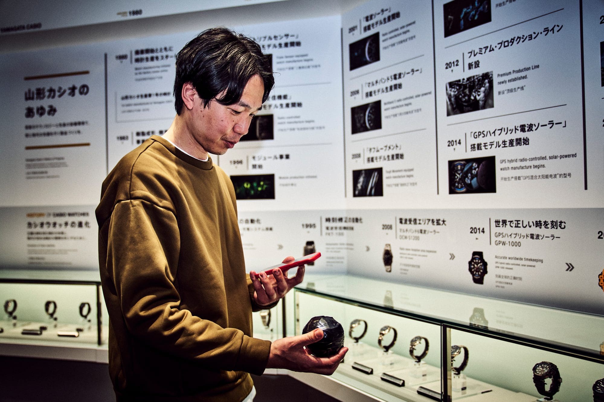 In the first showroom he visits, Ishizuka carefully inspects relics from the history of G-SHOCK and its ongoing evolution. “I’m holding the prototype of the very first G-SHOCK? Wow, this is really moving.”