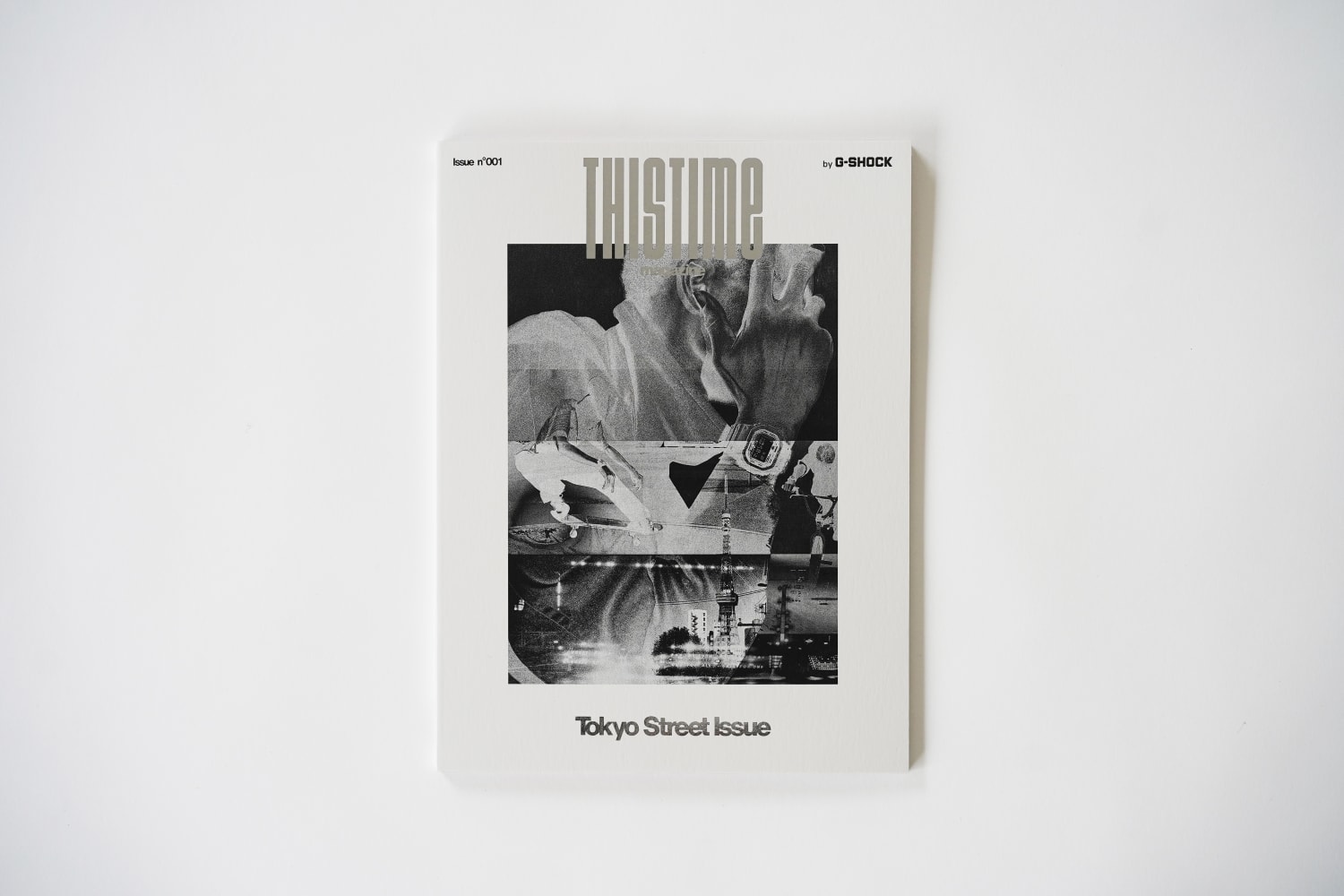 De gedrukte editie van G-SHOCK's magazine “THIS TIME” op een tafel