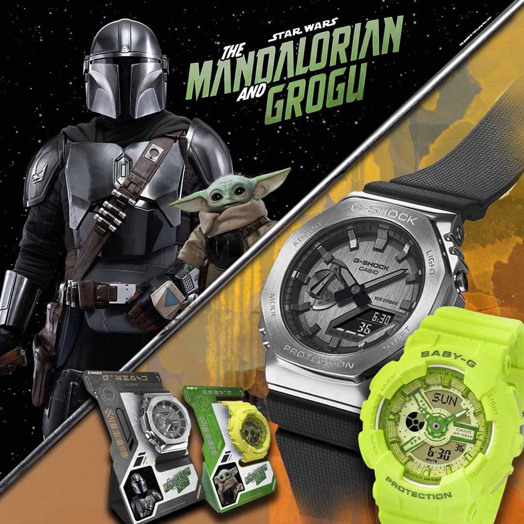 De Star Wars-personages Mandalorian en Grogu naast de twee polshorloges: de zwarte G-SHOCK GM-2100 en de lichtgroene BABY-G BA-110YK, en de horlogestandaards.