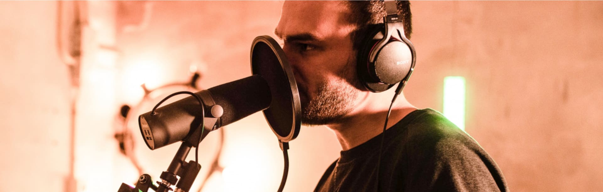 B-ART Beatbox staat voor een microfoon in de studio