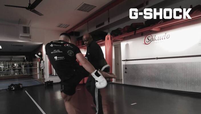 Santino Verbeek tijdens kickbokstraining in de sportschool