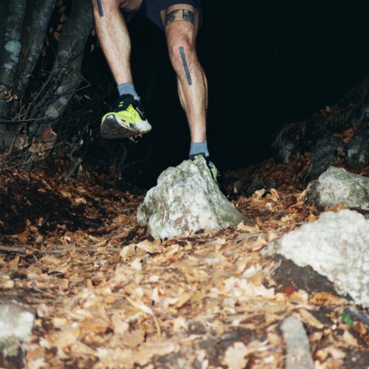 Een shot in het donker van iemand die aan het trailrunnen is.