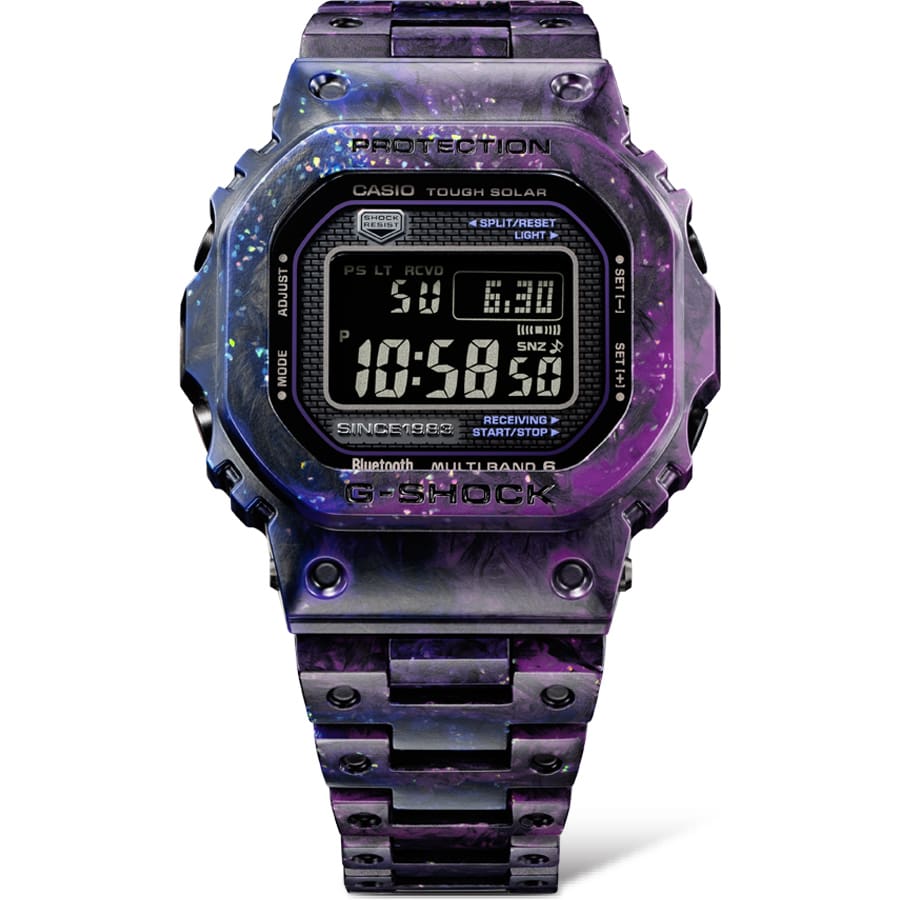 GCW-B5000UN-6 met zwart en paars gedessineerde grote schakelarmband van carbon en rechthoekig, donkerkleurig digitaal display.