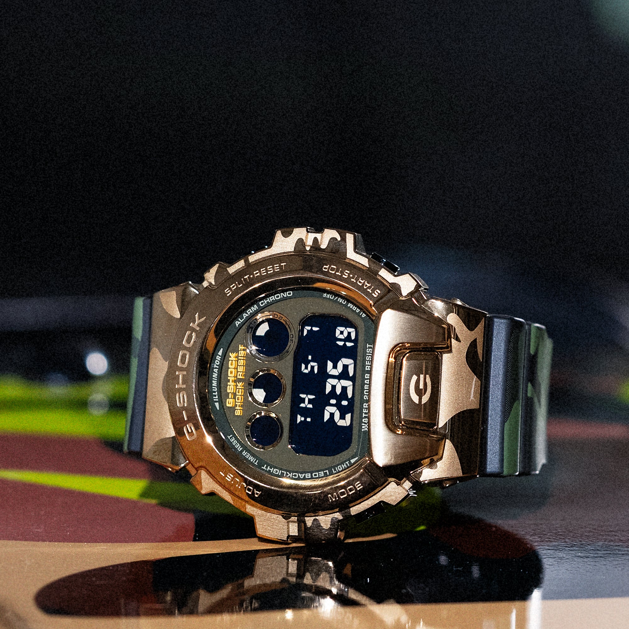 De G-SHOCK GM-6900 met digitaal display en goudkleurige behuizing bevindt zich aan de zijkant van de motorkap van de Nissan GT-R.