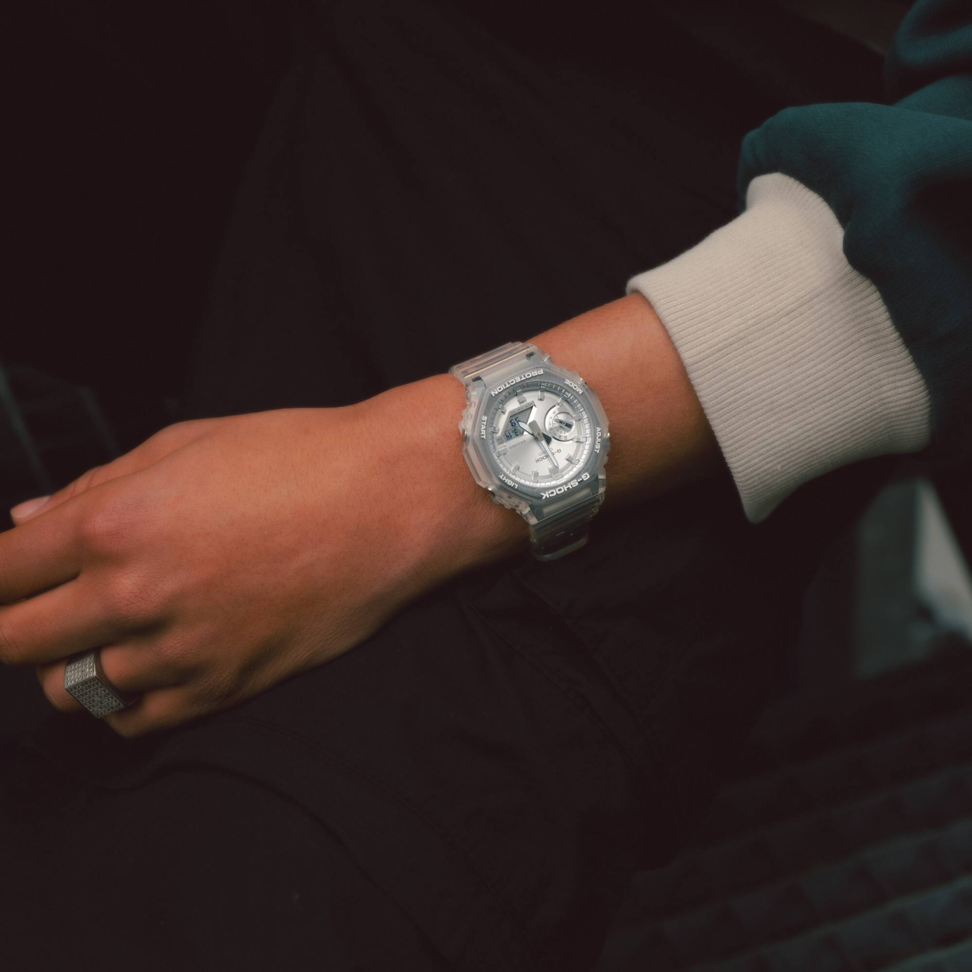 Het zilverkleurige GA-2100BM polshorloge van G-SHOCK om de pols van een man.