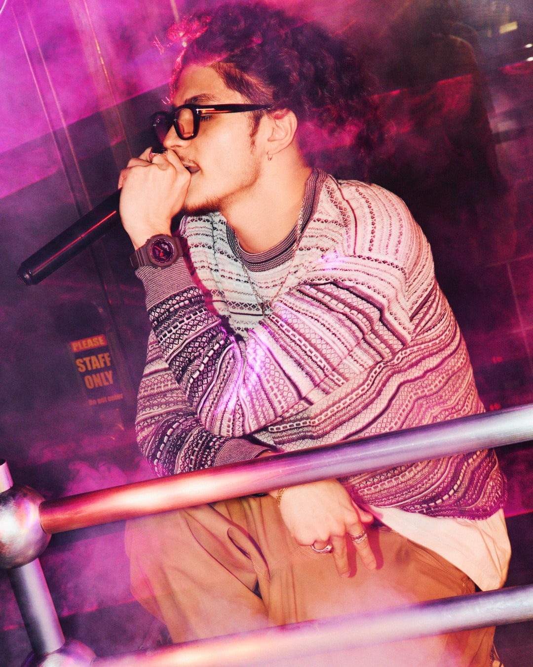 MC op het podium met de G-Shock GA-2100K-5A in een club.