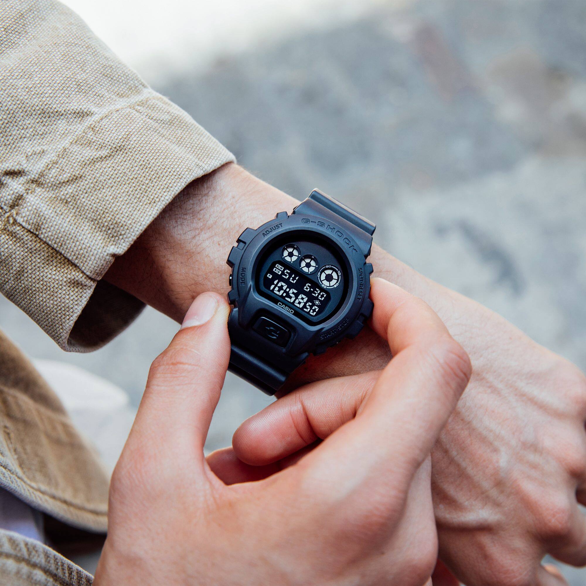 Afbeelding van iemand die de DW-6900BB draagt