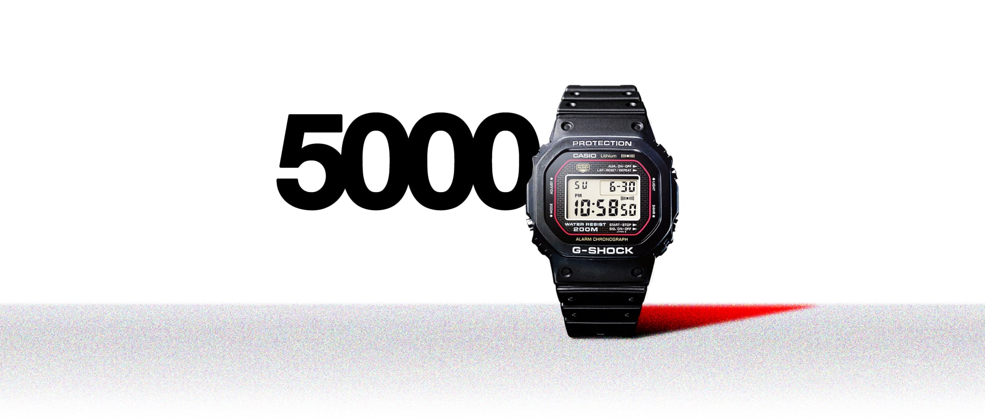Het G-Shock DW-5000 polshorloge met zwarte resin band en digitaal rechthoekig display.
