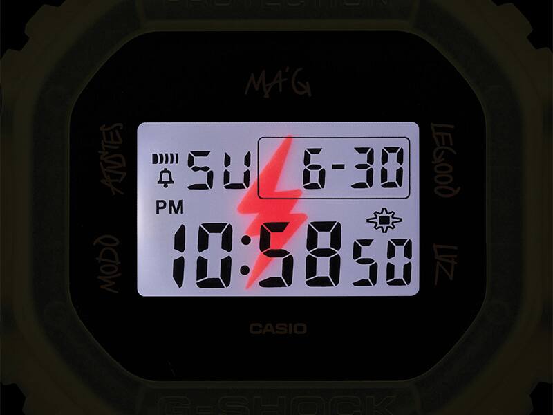 Digitale display van het DWE-5600JB-1A9 polshorloge met LED-lampje dat een rode flits laat zien