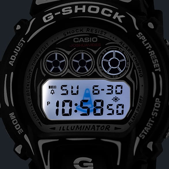 De LED-achtergrondverlichting van de G-SHOCK DW-6900JV-1 met een verkeerskegel op de achtergrond.