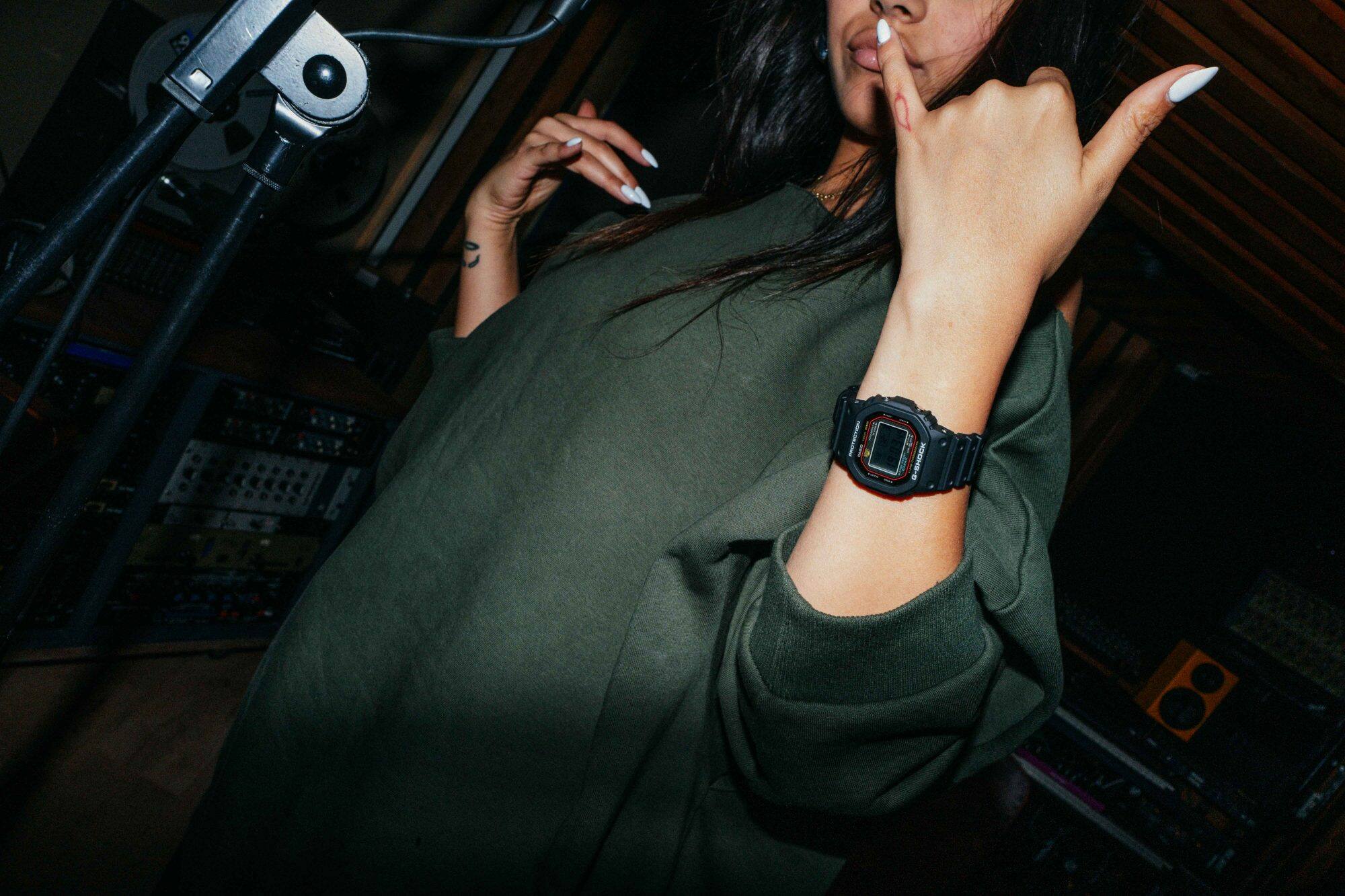 Een vrouw danst en draagt de DW-5000R om haar pols